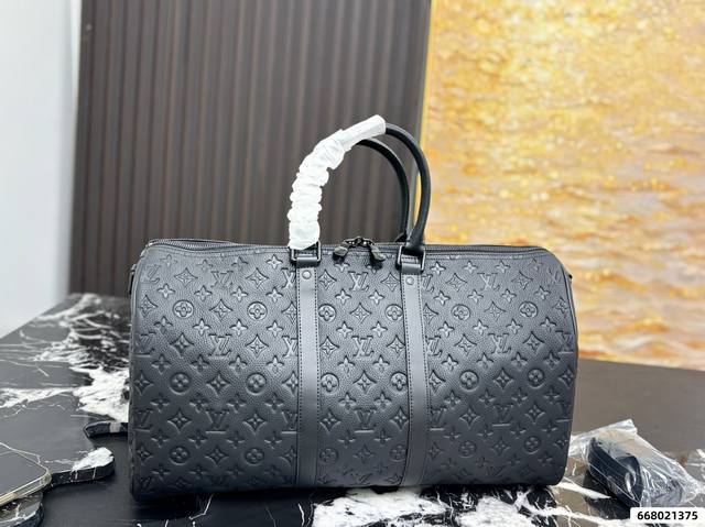 This LV Keepall pillow bag features a super stylish and timeless logo, exuding a