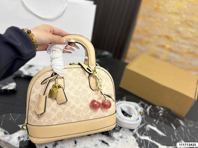 Coach Shell Bag (26*20cm) with charm. This Coach shell bag has always been a bes