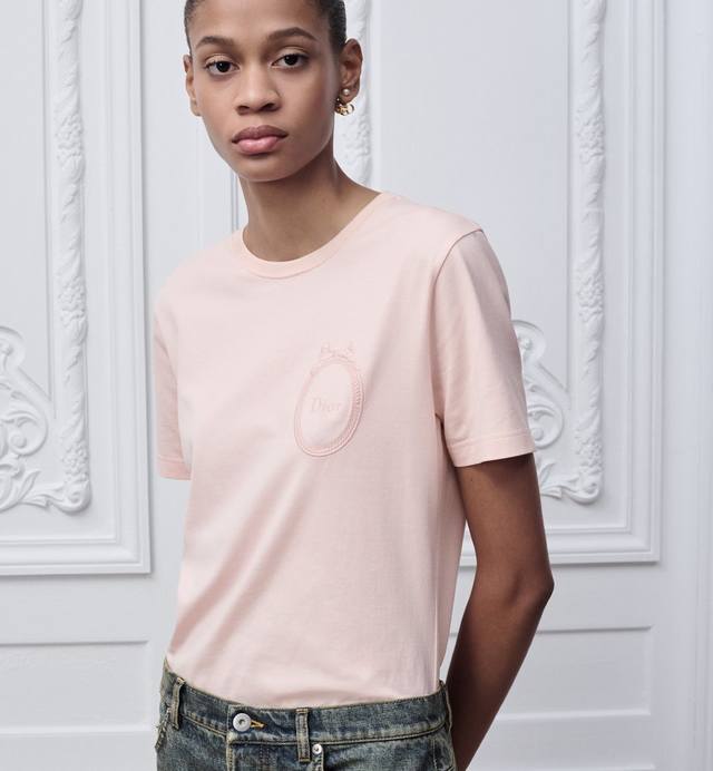 This Dior round-neck short-sleeved top with an oval logo embroidered with a bow