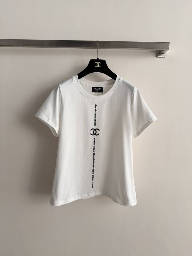 Chane*26Ss New Crew Neck Short Sleeve T-Shirt, featuring a delicate and beautifu