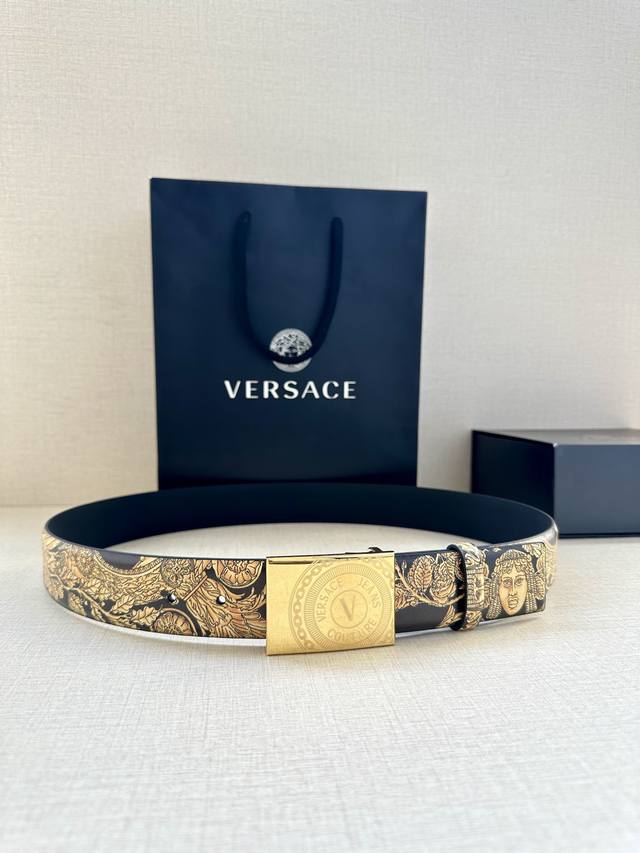 宽度3.8Cm Versace 此款印花腰带采用小牛皮制成，金色搭扣饰有品牌标志性的美杜莎头像！