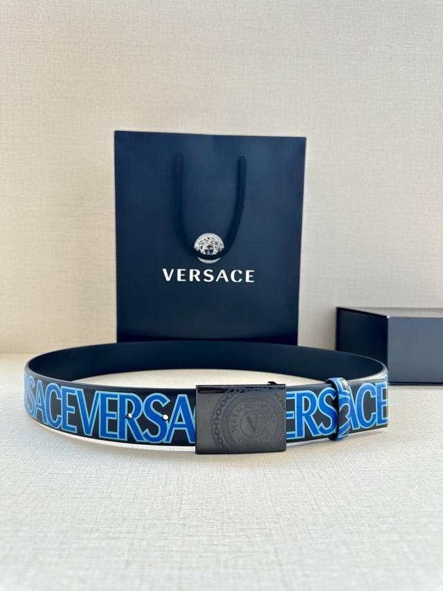 宽度3.8Cm Versace 此款印花腰带采用小牛皮制成，金色搭扣饰有品牌标志性的美杜莎头像！