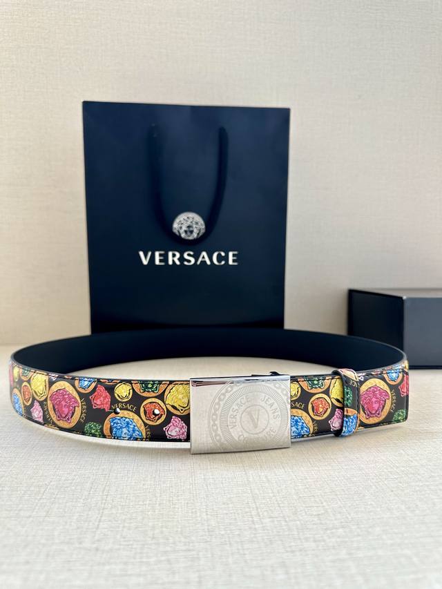 宽度3.8Cm Versace 此款印花腰带采用小牛皮制成，金色搭扣饰有品牌标志性的美杜莎头像！