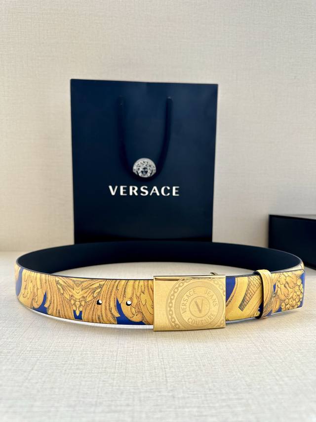 宽度3.8Cm Versace 此款印花腰带采用小牛皮制成，金色搭扣饰有品牌标志性的美杜莎头像！