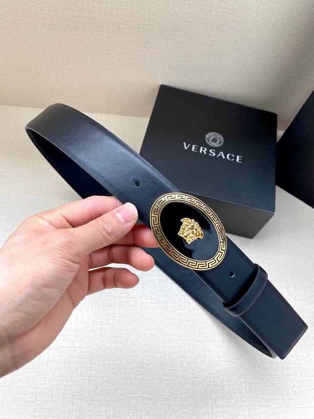 宽度4.0Cm 范思哲 此款平纹皮底 腰带饰有标志性的versace美杜莎头像扣，彰显品牌格调。是一款精美的衣橱必备单品。