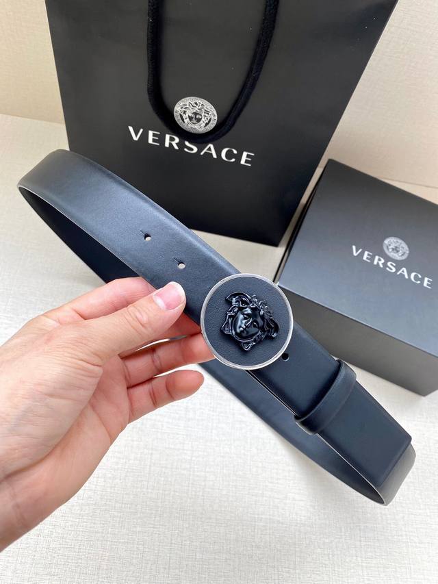 宽度4.0Cm 范思哲 此款平纹皮底 腰带饰有标志性的versace美杜莎头像扣，彰显品牌格调。是一款精美的衣橱必备单品。