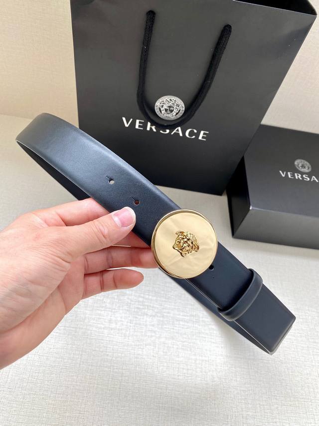 宽度4.0Cm 范思哲 此款平纹皮底 腰带饰有标志性的versace美杜莎头像扣，彰显品牌格调。是一款精美的衣橱必备单品。