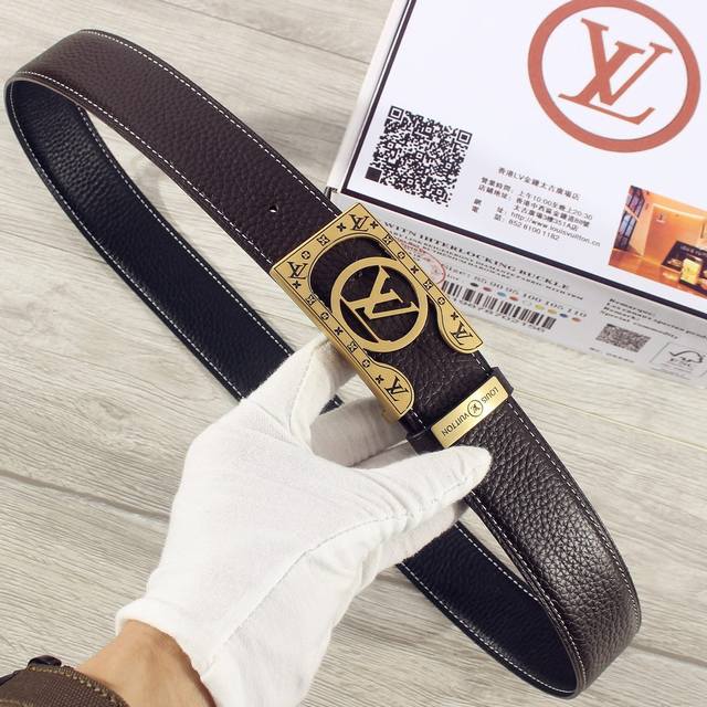品名：Lv..路易..威登原单 型号：认准如图专柜包装，赠送打孔器材料：百分百头层牛皮，24K纯钢扣永不掉色双面荔枝纹，双面可用，一面黑色一面咖啡色，保证真皮。