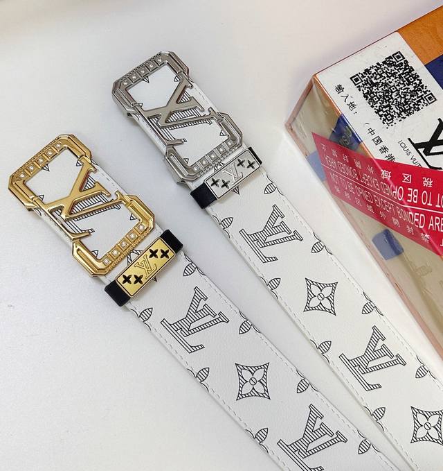 皮带：Lv.路易威登顶级复刻- 腰带：原单品质百分百进口原厂头层牛皮，保证真皮。镶嵌颗颗饱满钻石镶钻工艺.真空电镀.永不掉色.24K实心纯钢扣头层小牛皮老花格仔