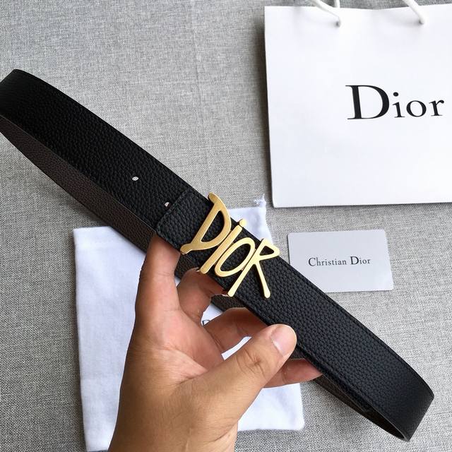 Dio* A must-have from Dior, this exquisite leather belt features a stunning CD l