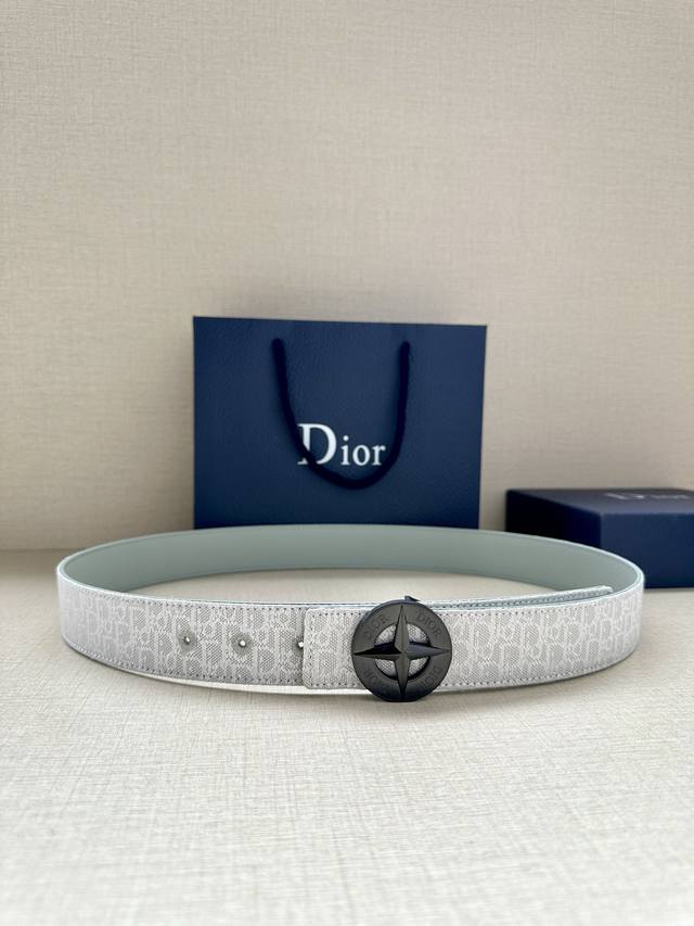 宽度3.5Cm 这款不锈钢金属腰带扣来自 Dior And Stone Island 限定系列，突显联名系列标志，Stone Island 的经典星星与 Dio