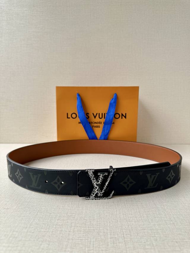 4.0宽 经过全新设计的标志性 Lv pyramide 搭扣，搭配经典配色 Monogram Illusion 皮带。双面设计，轻松休闲的风格中散发出现代气息。