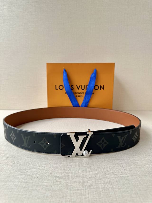 4.0宽 经过全新设计的标志性 Lv pyramide 搭扣，搭配经典配色 Monogram Illusion 皮带。双面设计，轻松休闲的风格中散发出现代气息。