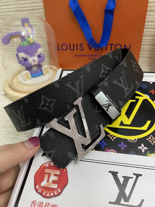 品名：Lv..路易..威登原单 材质：原单牛皮腰带 百分百头层牛皮腰带保证真皮，24K纯钢扣，专柜原单品质、做工精细，时尚大牌，送人自用首选包装： 请认准如图专