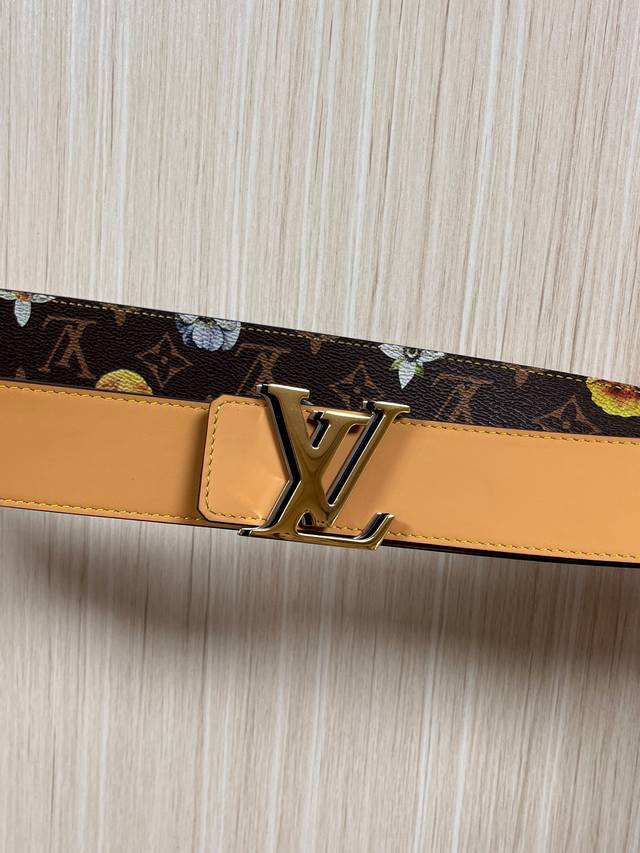 当季新款，Lv Initiales Monogram Flower系列40毫米可翻转腰带重新诠释了经典的lv标志，以唤起运动和情感的花纹。在画布一侧，Monog