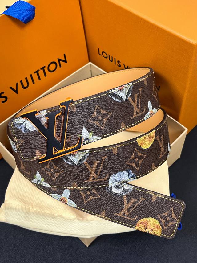 当季新款，Lv Initiales Monogram Flower系列40毫米可翻转腰带重新诠释了经典的lv标志，以唤起运动和情感的花纹。在画布一侧，Monog