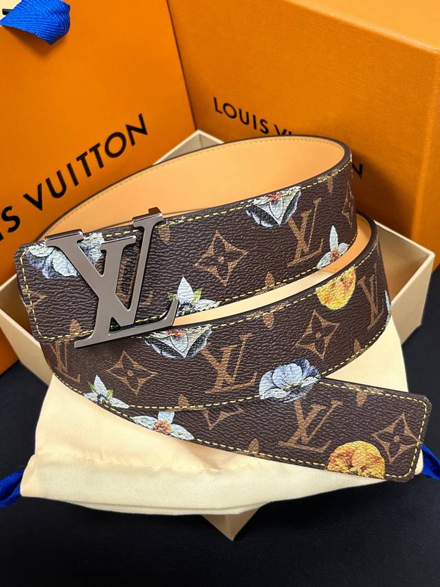 当季新款，Lv Initiales Monogram Flower系列40毫米可翻转腰带重新诠释了经典的lv标志，以唤起运动和情感的花纹。在画布一侧，Monog