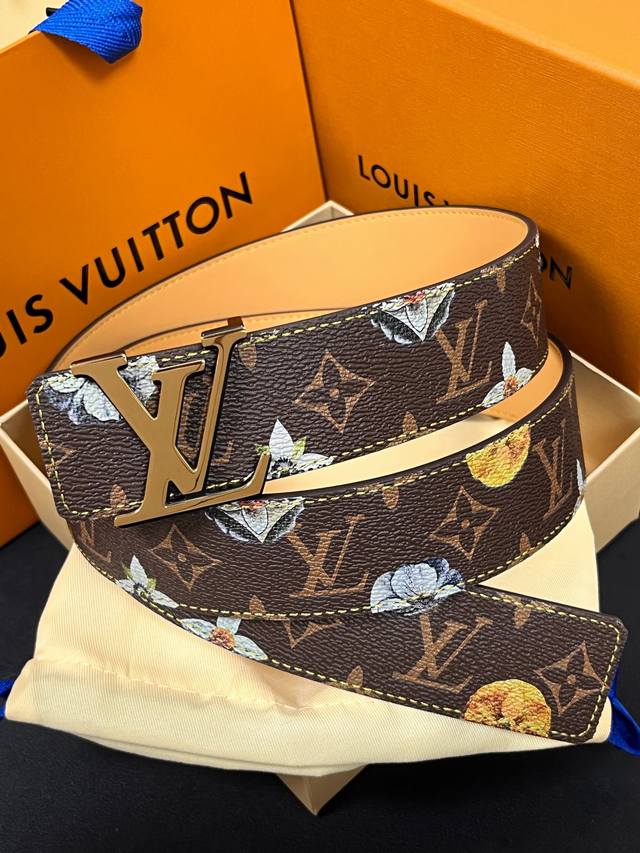 当季新款，Lv Initiales Monogram Flower系列40毫米可翻转腰带重新诠释了经典的lv标志，以唤起运动和情感的花纹。在画布一侧，Monog