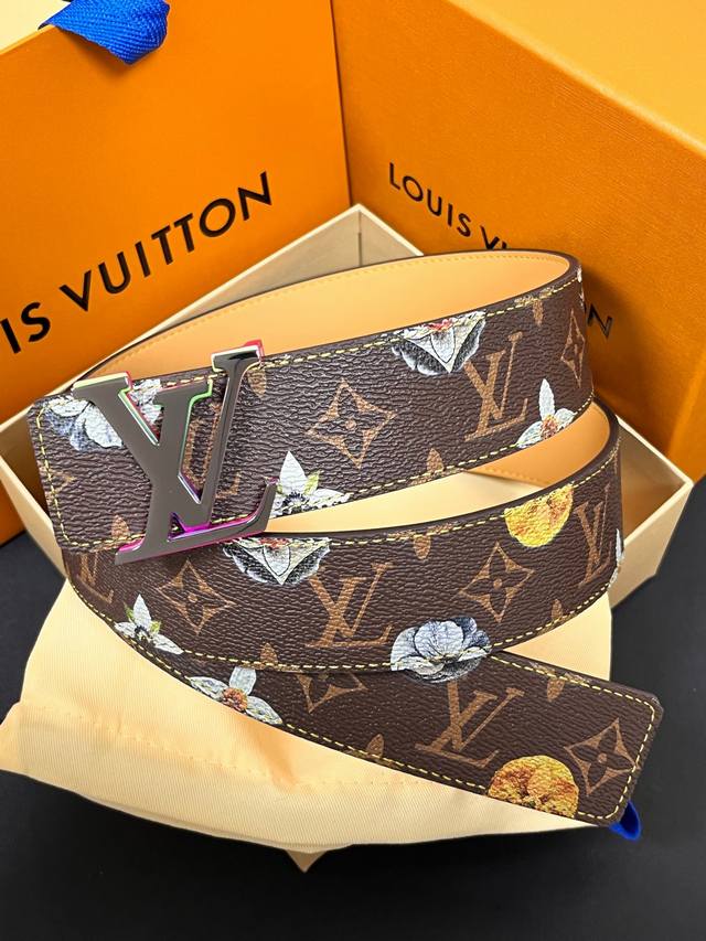 当季新款，Lv Initiales Monogram Flower系列40毫米可翻转腰带重新诠释了经典的lv标志，以唤起运动和情感的花纹。在画布一侧，Monog