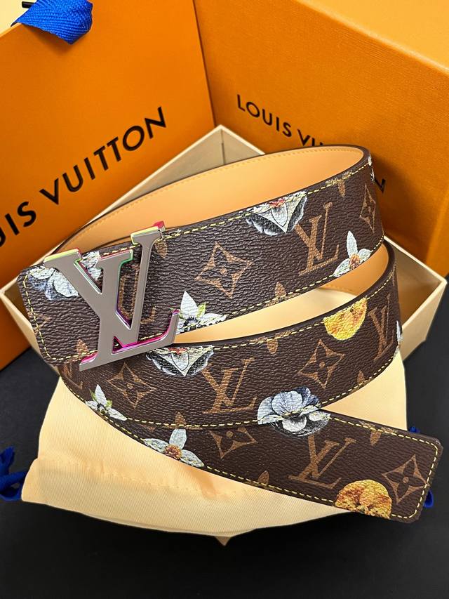 当季新款，Lv Initiales Monogram Flower系列40毫米可翻转腰带重新诠释了经典的lv标志，以唤起运动和情感的花纹。在画布一侧，Monog