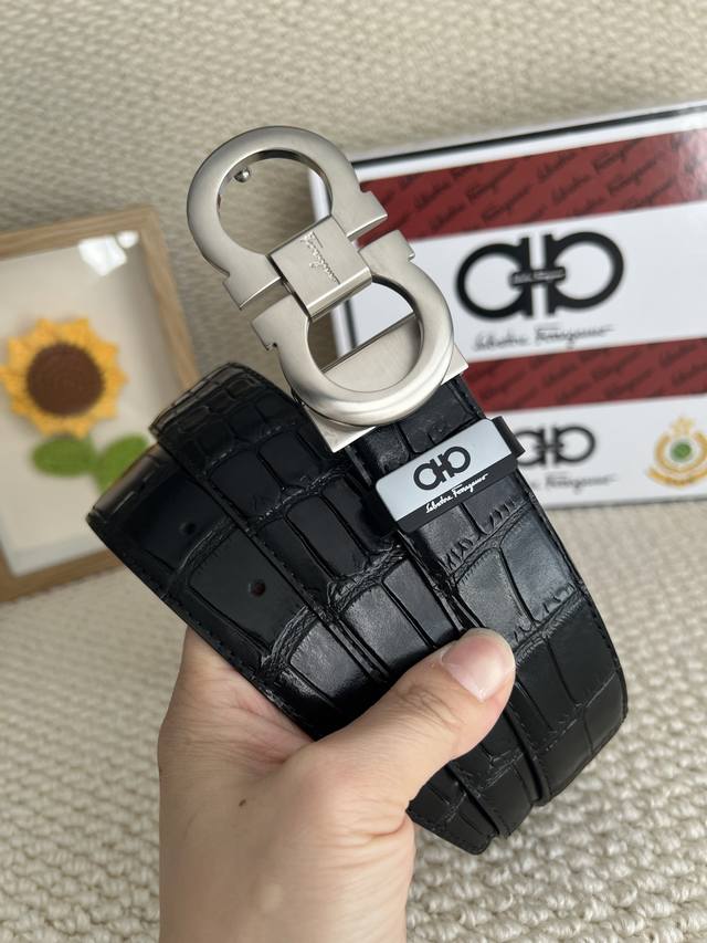 品名：菲拉格幕 原单 材质：原单牛皮腰带 百分百头层牛皮腰带保证真皮，24K纯钢扣，专柜原单品质、做工精细，时尚大牌，送人自用首选包装： 请认准如图专柜包装赠送