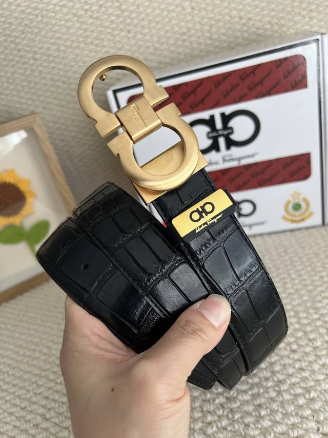 品名：菲拉格幕 原单 材质：原单牛皮腰带 百分百头层牛皮腰带保证真皮，24K纯钢扣，专柜原单品质、做工精细，时尚大牌，送人自用首选包装： 请认准如图专柜包装赠送