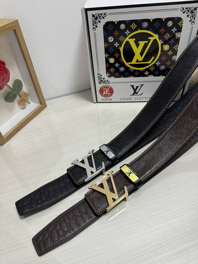 品名：Lv..路易..威登 材质：原单牛皮腰带 百分百头层牛皮腰带保证真皮，24K纯钢扣，专柜原单品质、做工精细，时尚大牌，送人自用首选包装： 请认准如图专柜包