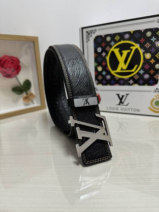 品名：Lv..路易..威登 材质：原单牛皮腰带 百分百头层牛皮腰带保证真皮，24K纯钢扣，专柜原单品质、做工精细，时尚大牌，送人自用首选包装： 请认准如图专柜包