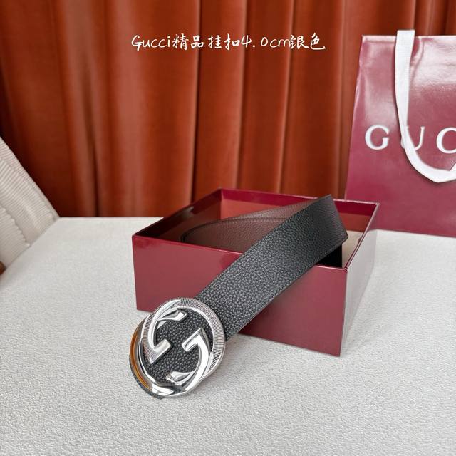 Gucci双面压花小牛皮，搭配可拆卸互扣式双g搭扣，两面可用，潮流时尚，大方百搭。