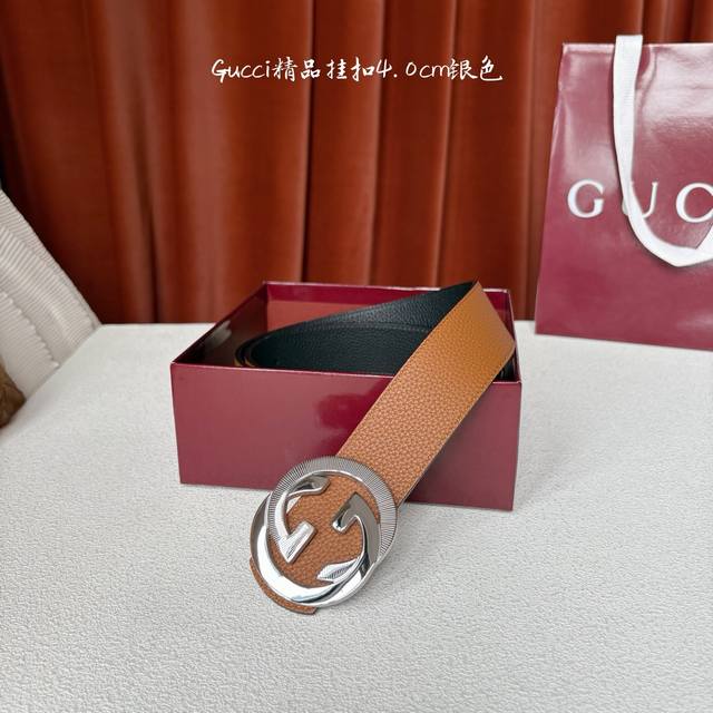 Gucci双面荔枝纹小牛皮，搭配可拆卸互扣式双g搭扣，两面可用，潮流时尚，大方百搭。