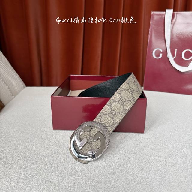 Gucci一面pvc印花面，一面原版皮底，搭配可拆卸互扣式双g搭扣，两面可用，潮流时尚，大方百搭。
