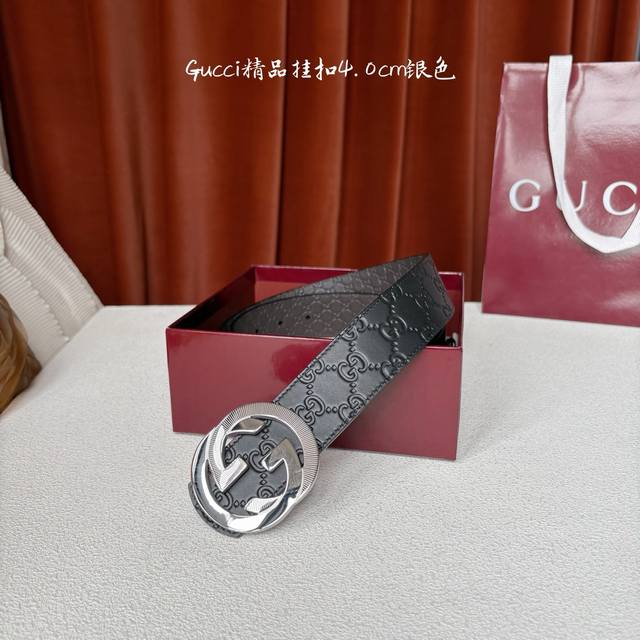 Gucci双面压花小牛皮，搭配可拆卸互扣式双g搭扣，两面可用，潮流时尚，大方百搭。