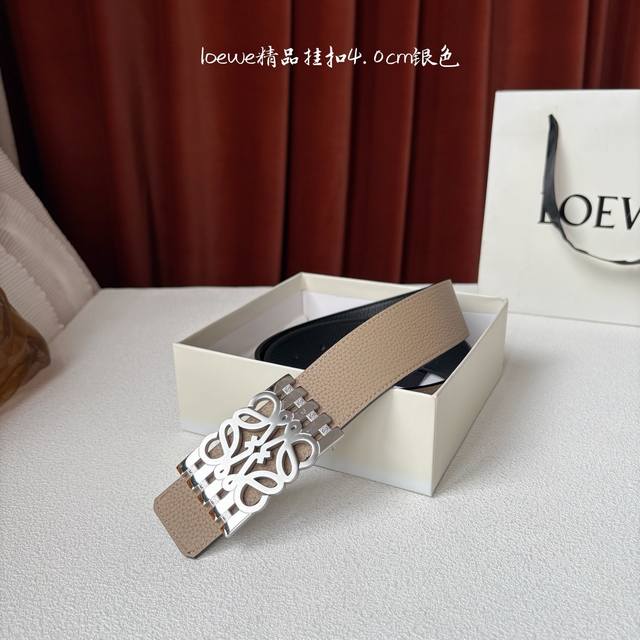 Loewe 罗意威 精品挂扣 搭配柔软双面小牛皮制作,时尚百搭,宽4.0Cm Loewe 罗意威 精品挂扣 搭配柔软双面小牛皮制作,时尚百搭,宽4.0Cm