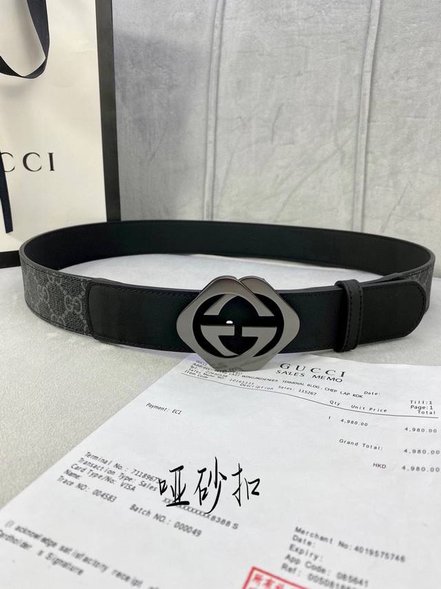 宽度4.0Cm Gucci 这款腰带在早秋系列中惊艳亮相，采用以标志性米色 乌木色组合呈现的品牌双g字母交织图案，与黑色皮革材质相得益彰。双g菱形砂扣采用做旧效