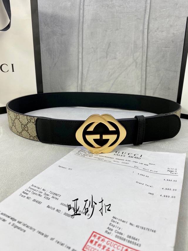 宽度4.0Cm Gucci 这款腰带在早秋系列中惊艳亮相，采用以标志性米色 乌木色组合呈现的品牌双g字母交织图案，与黑色皮革材质相得益彰。双g菱形砂扣采用做旧效