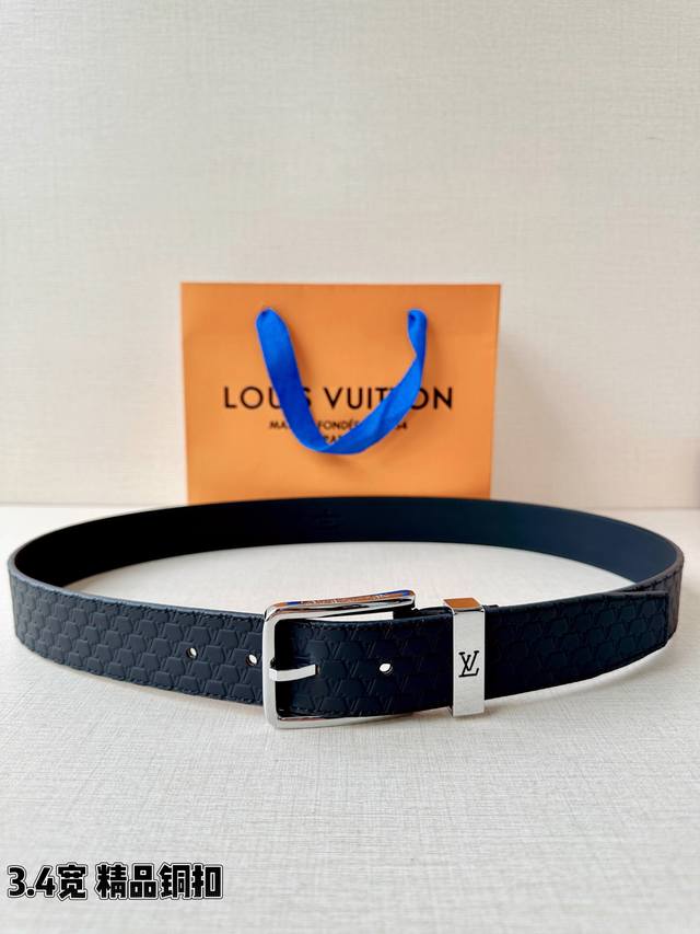 This 3.4cm wide embossed leather belt from L's brand features a classic brass bu