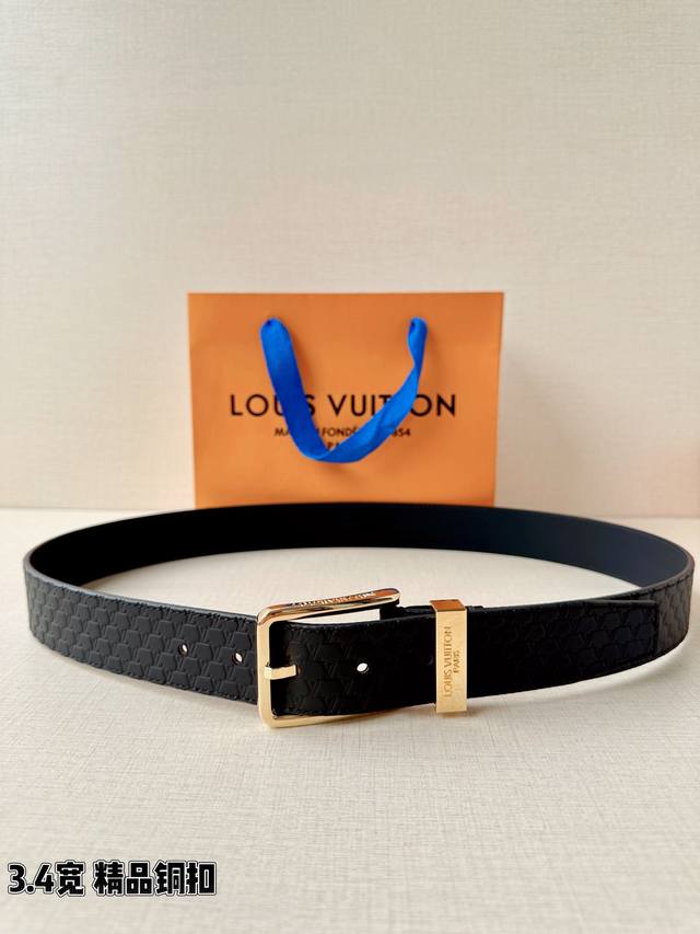 The 3.4-width Louis Vuitton Aerogram single-sided pebbled leather belt features