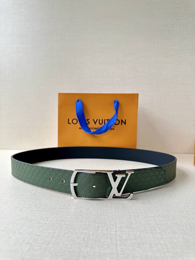 3.4宽 Lv Aerogram单面荔枝纹腰带令 Lv 新款aerogram 搭扣占据中央，一面契合搭扣色彩，另一面呈现反差视效