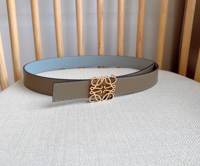 Loewe 罗意威 专柜最新同款腰带 宽:2.8Cm 选用光滑牛皮革双面腰带 配有anagram针扣五孔调节 卓越的工艺 个性的造型 精美的材质 Loewe 罗意威 专柜最新同款腰带 宽:2.8Cm 选用光滑牛皮革双面腰带 配有anagram针扣五孔调节 卓越的工艺 个性的造型 精美的材质