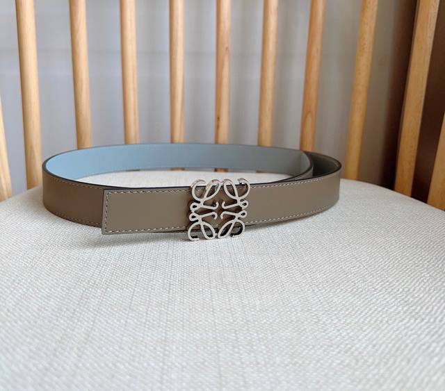 Loewe 罗意威 专柜最新同款腰带 宽:2.8Cm 选用光滑牛皮革双面腰带 配有anagram针扣五孔调节 卓越的工艺 个性的造型 精美的材质 Loewe 罗意威 专柜最新同款腰带 宽:2.8Cm 选用光滑牛皮革双面腰带 配有anagram针扣五孔调节 卓越的工艺 个性的造型 精美的材质