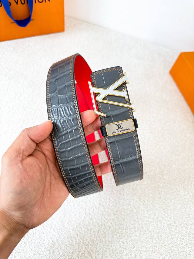 品名： Lv..路易..威登腰带皮带原单 型号：挂扣，经典纯钢材质挂扣，头层牛皮，图片实物拍摄材料：头层牛皮，挂扣系列，纯钢材质扣头，钯镀电镀工艺永不掉色。原版