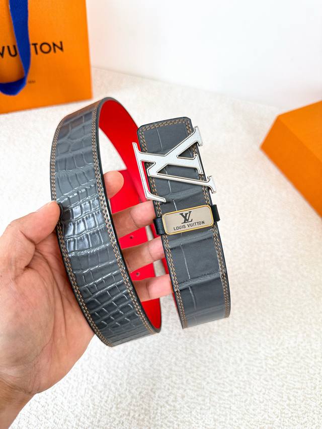 品名： Lv..路易..威登腰带皮带原单 型号：挂扣，经典纯钢材质挂扣，头层牛皮，图片实物拍摄材料：头层牛皮，挂扣系列，纯钢材质扣头，钯镀电镀工艺永不掉色。原版
