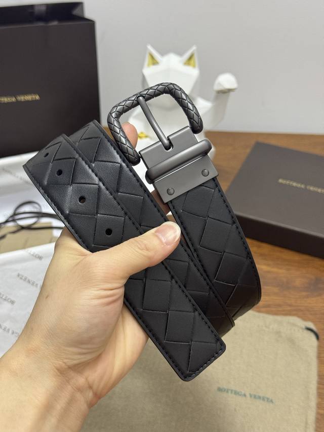 Bottega Veneta 3.5Cm Color: Black Classic checkered woven calfskin A classic pie