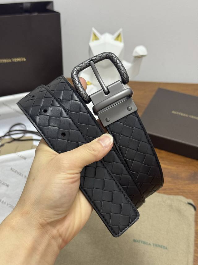 Bottega Veneta 3.5Cm Color: Black Classic checkered woven calfskin A classic pie