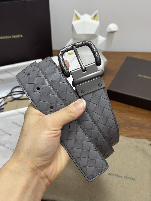 Bottega Veneta 3.5Cm Color: Grey Classic checkered woven calfskin A classic piec