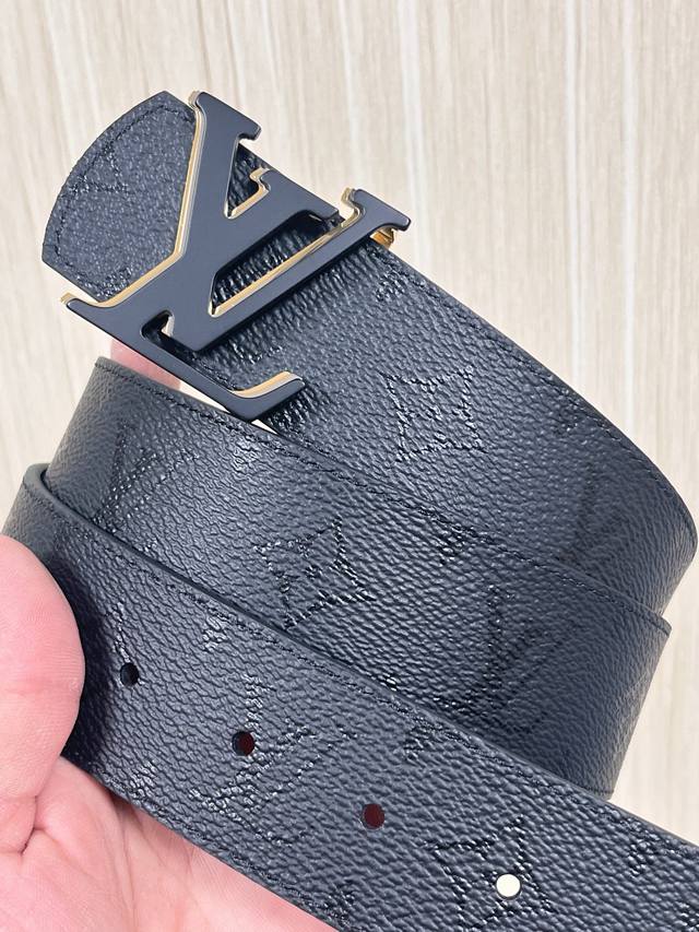 New Seasonal Style: Two-way belt design. One side features a matte grey floral p