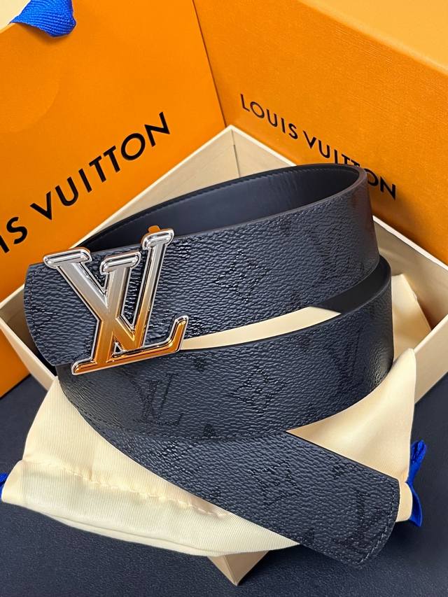 New seasonal style: Two-way belt. Reversible design: one side is a matte grey fl