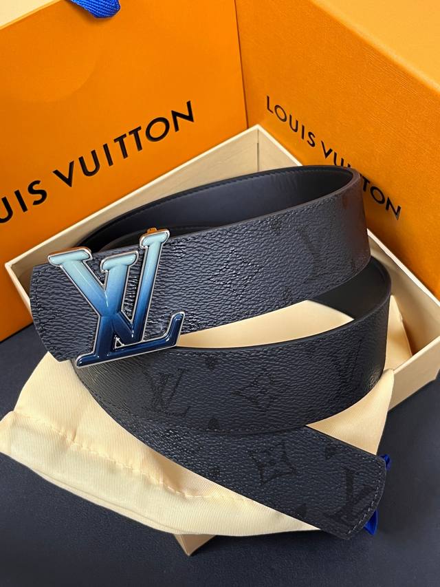 New seasonal style: Two-way belt. Reversible design: one side is a matte grey fl