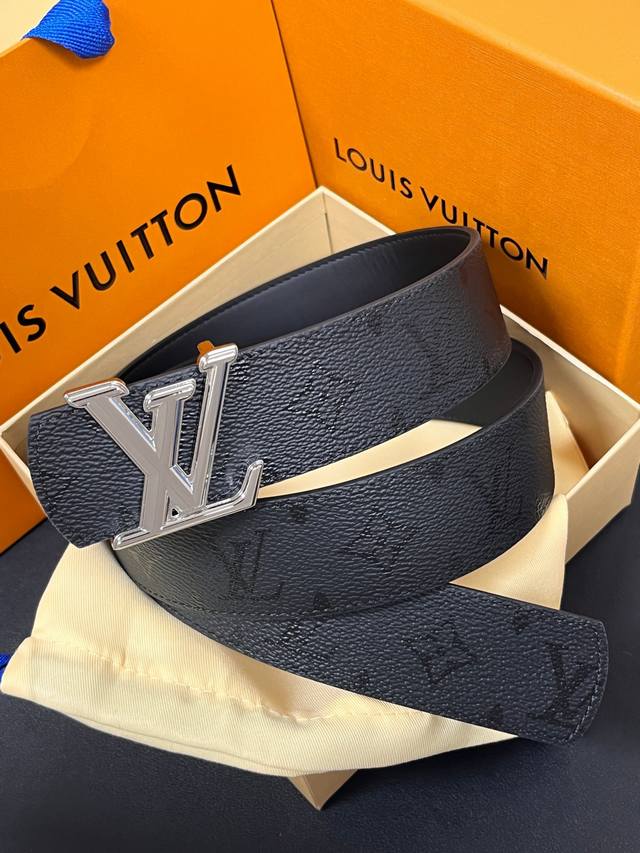 New seasonal style: Two-way belt. Reversible design: one side is a matte grey fl