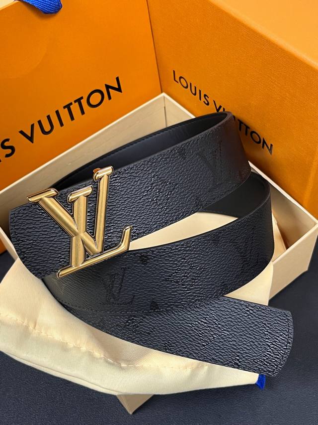 New seasonal style: Two-way belt. Reversible design: one side is a matte grey fl